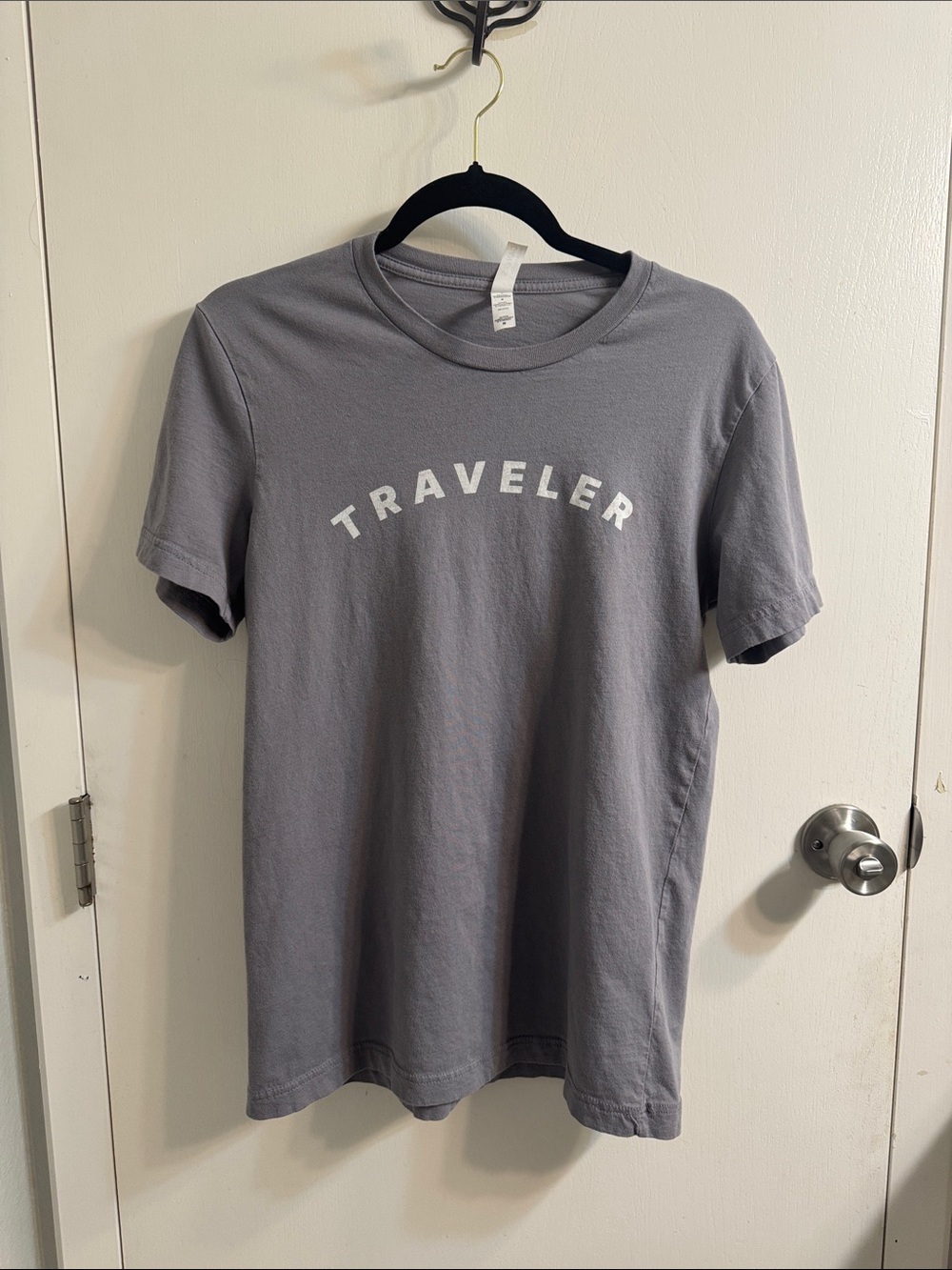 "TRAVELER" Gray Short-Sleeve Graphic Tee